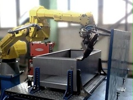 寮步鈑金加工廠的沖床自動化生產(chǎn)