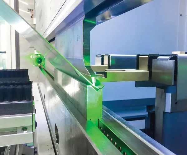 凸度系統(tǒng)或撓度補(bǔ)償有助于彎曲長(zhǎng)度超過(guò) 40 到 60 英寸的零件。對(duì)于較短的彎曲長(zhǎng)度，撓度可能不顯著