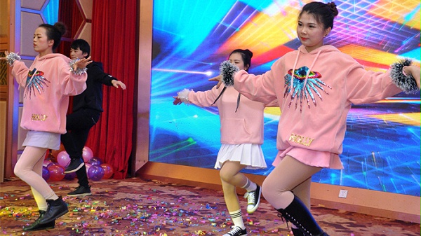 各部門經(jīng)理活動(dòng)現(xiàn)場(chǎng)門口迎賓