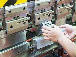 五金沖壓廠家，沖壓件排樣時(shí)要注意什么？