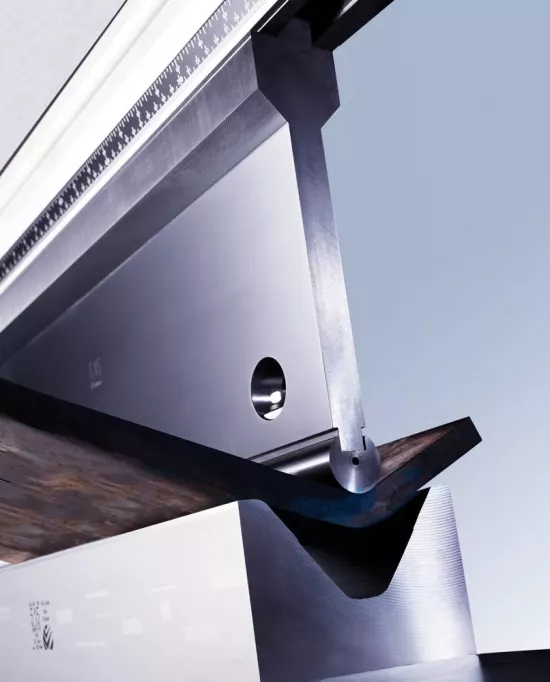 需要重型沖頭架、大半徑?jīng)_頭和重型 60 度模具來彎曲這種厚HSS