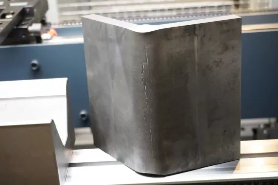 彎曲高速鋼的挑戰(zhàn)之一是，當(dāng)使用具有太小的 V 形開口的模具彎曲這種材料時，沿外側(cè)彎曲半徑可能會出現(xiàn)裂紋