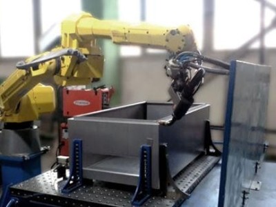 寮步鈑金加工廠的沖床自動化生產(chǎn)