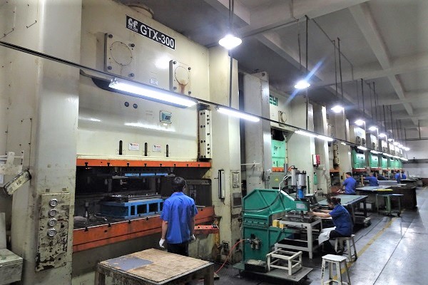 沖壓300T -沖壓五金廠-誠(chéng)瑞豐