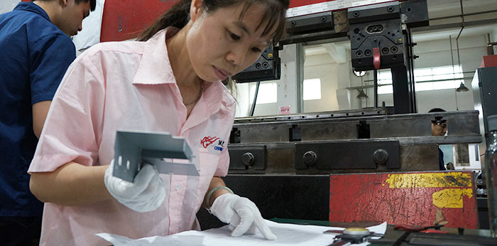 誠瑞豐中厚板鈑金加工時(shí)全員參與品質(zhì)檢查