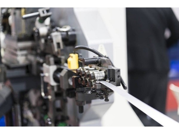 五金沖壓技術(shù)如何提高汽車沖壓材料利用率？-深圳誠瑞豐五金沖壓廠