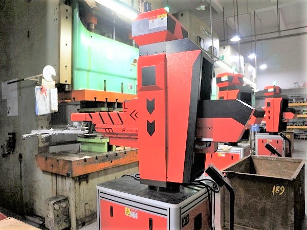 看精密五金沖壓加工產(chǎn)品怎么區(qū)分沖頭蹦還是刀口蹦？