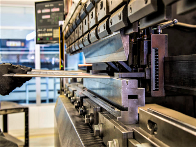 東莞五金沖壓加工廠，鉗工操作臺虎鉗詳細解說